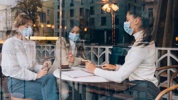 Andalucía descarta quitar por ahora las mascarillas en el interior
