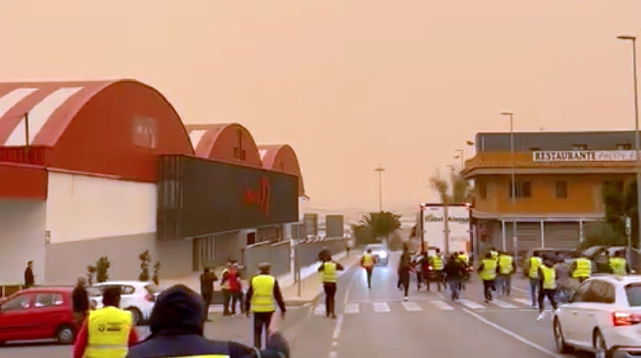 Uno de los piquetes del paro del transporte en un polígono de El Ejido