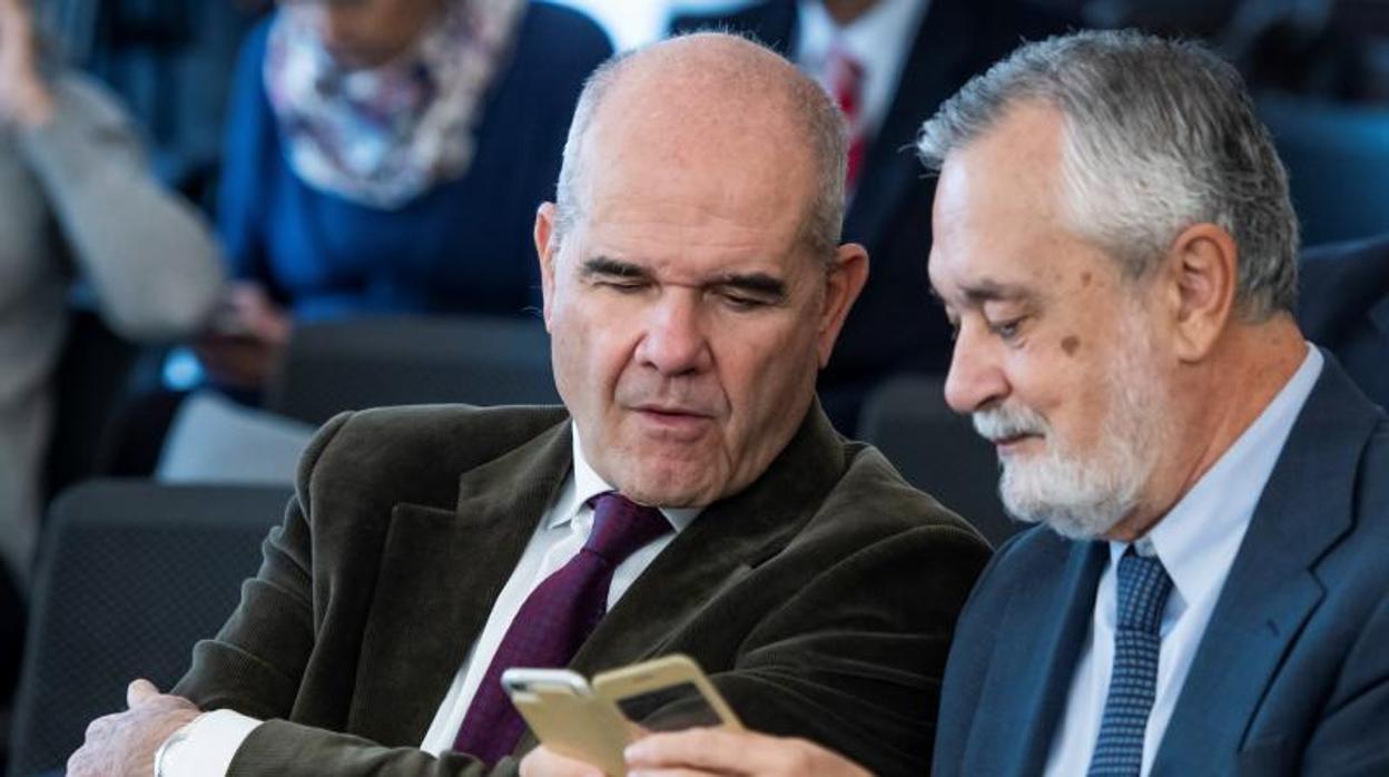 Los expresidentes socialistas Manuel Chaves (i) y José Antonio Griñán en el juicio del caso ERE