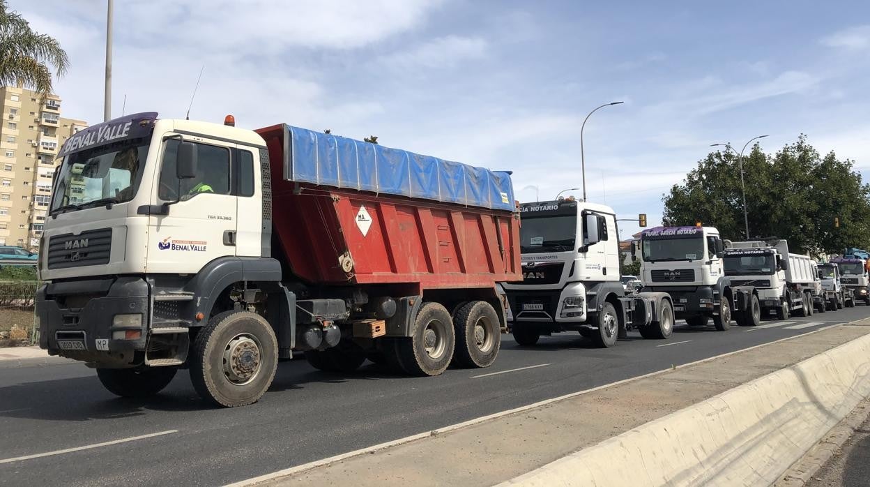 Fila de camiones en Málaga colapsando el centro