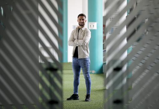 El canario, en el acceso al vestuario blanquiverde