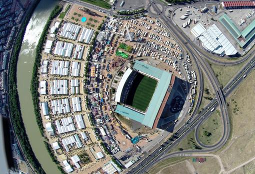 Imagen áerea del estadio con la feria montada