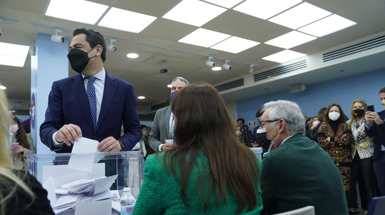 El presidente del PP andaluz y de la Junta, Juanma Moreno, durante la votación de este lunes a Núñez Feijóo como presidente del PP nacional