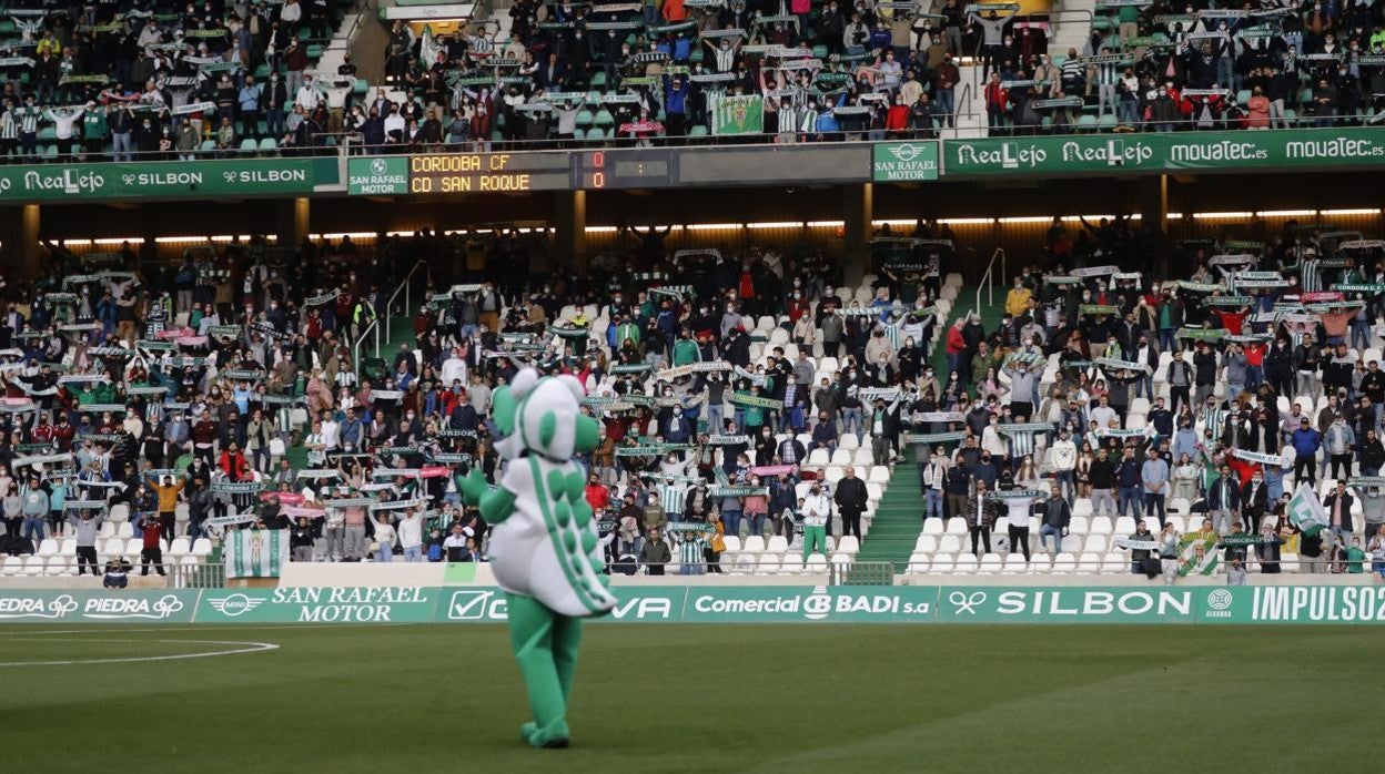 La afición blanquiverde en El Arcángel
