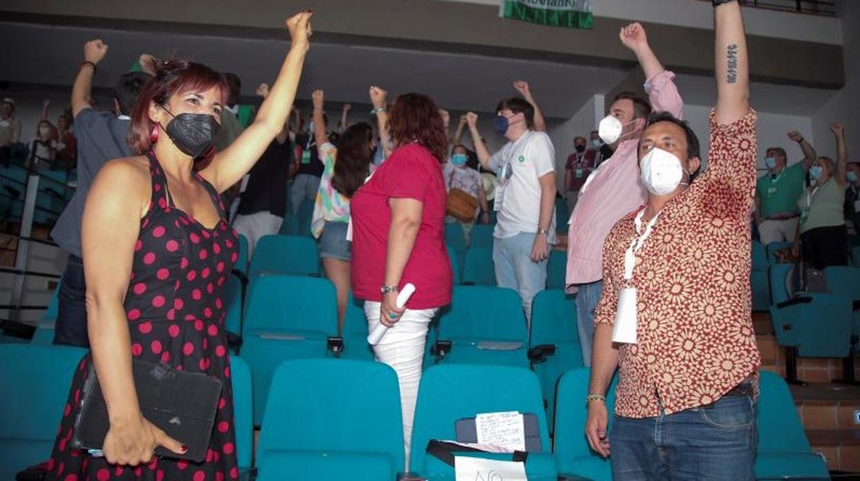 Teresa Rodríguez (participa en la apertura de la Asamblea Constituyente de Adelante Andalucía junto al alcalde de Cádiz, José María González "Kichi", celebrada en Granada en 2021