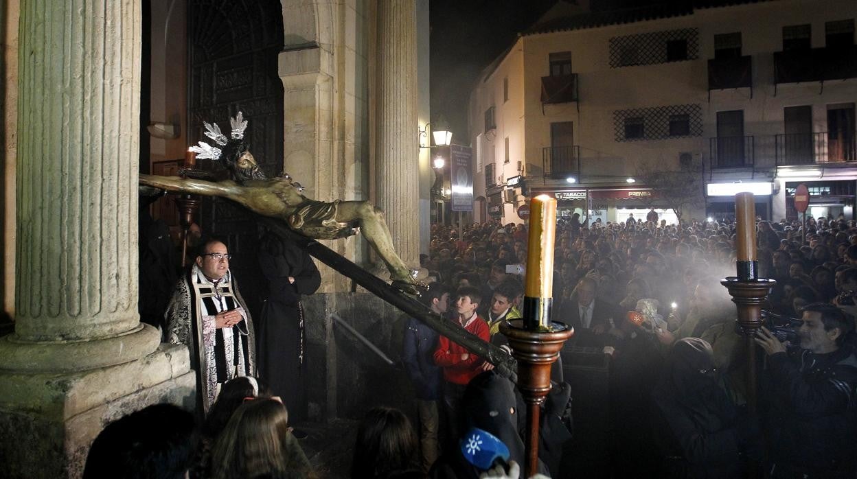 El Santo Cristo de la Salud, a su salida de la Trinidad. En el vídeo, estreno de la composición