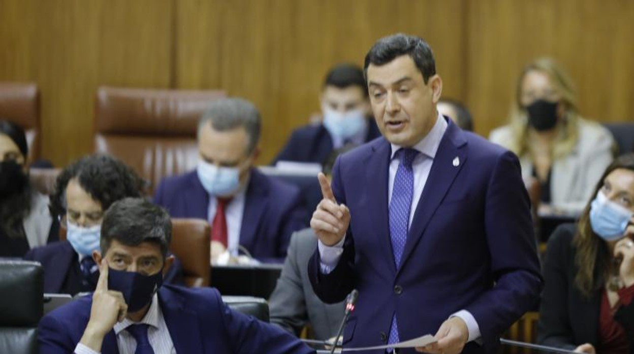 El presidente de la Junta, Juanma Moreno, junto al vicepresidente Juan Marín ayer en el Parlamento