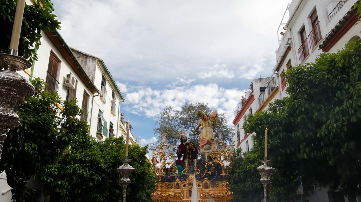 El Señor de la Oración en el Huerto avanza por la calle de la Feria un Domingo de Ramos