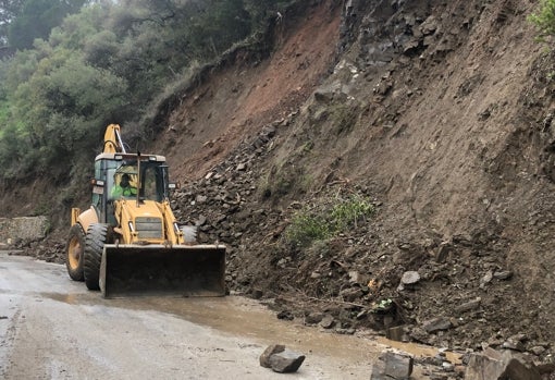 Apertura de la carretera a Peñas Blancas, la salida del pueblo hacia Estepona
