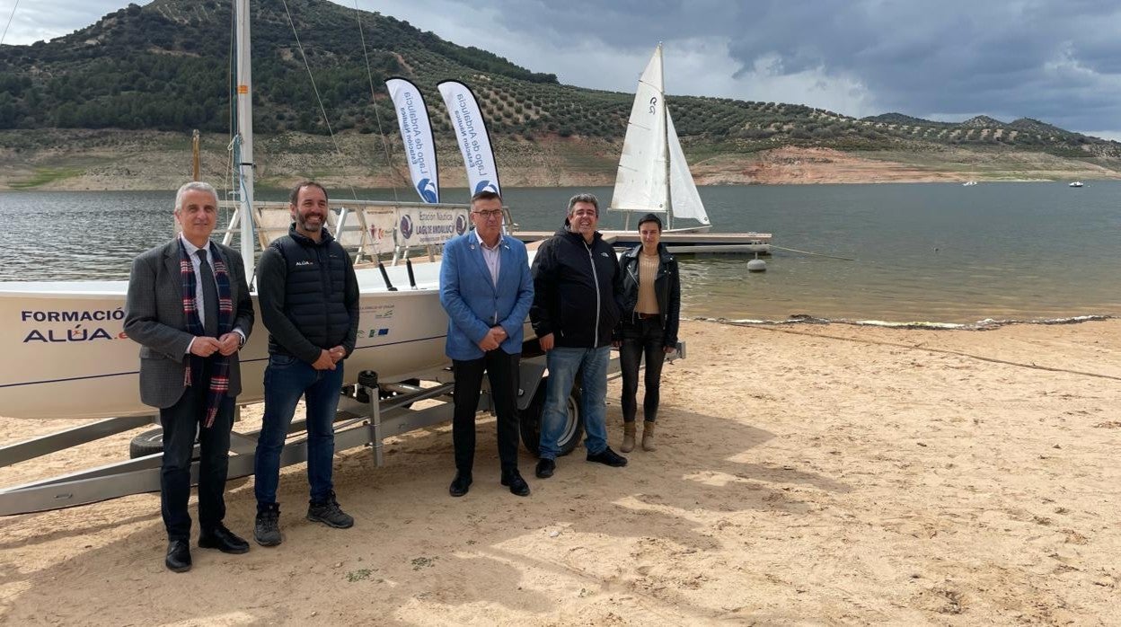 Presentación de uno de los barcos escuelas de la empresa Alúa Innova para actividades acuáticas en Iznájar