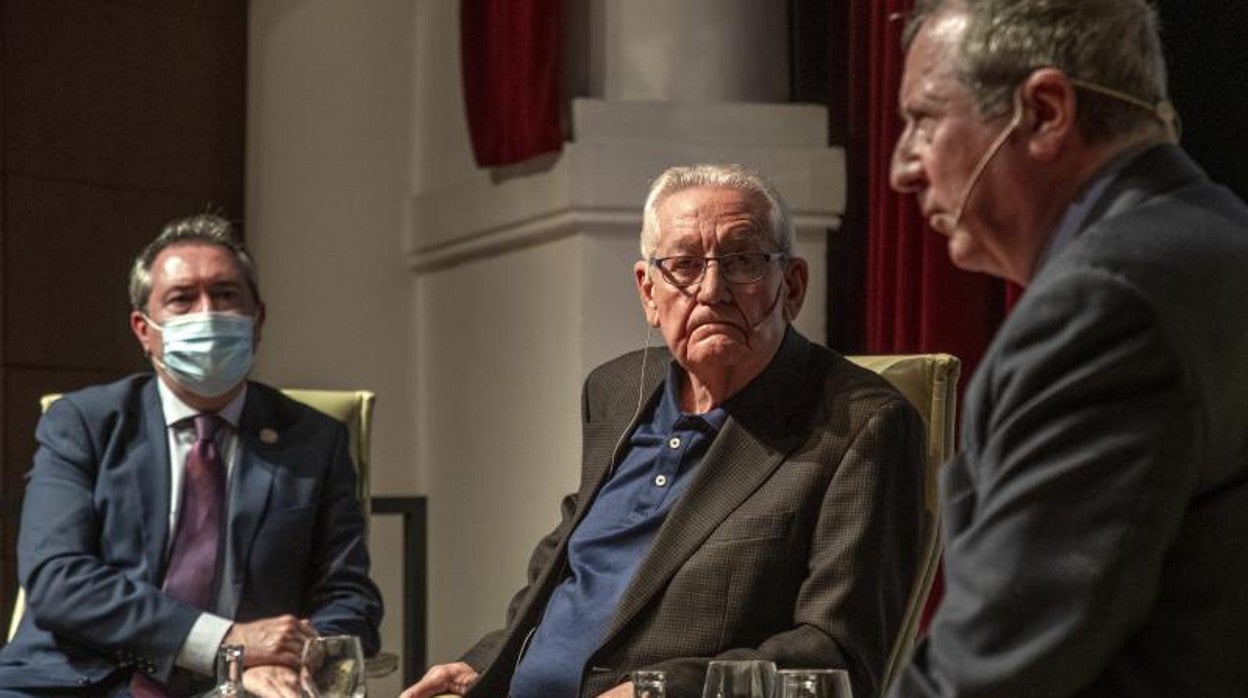 Juan Espadas, Rafael Escuredo y Juan Cano en una conferencia en la Fundación Cajasol