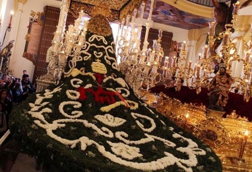 Manto de flores de la Virgen de las Penas