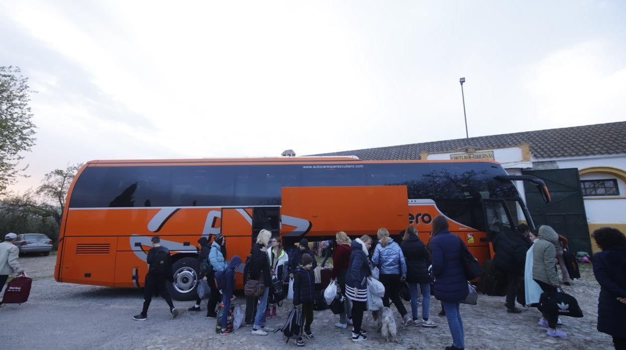 Llegada del autobús a la finca cercana a Santa Cruz