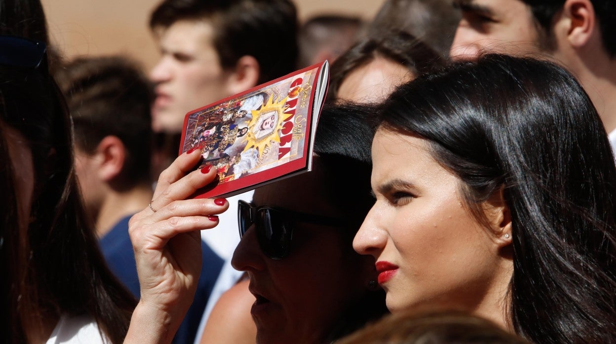 Una joven en la Semana Santa de Córdoba 2019, en un día soleado