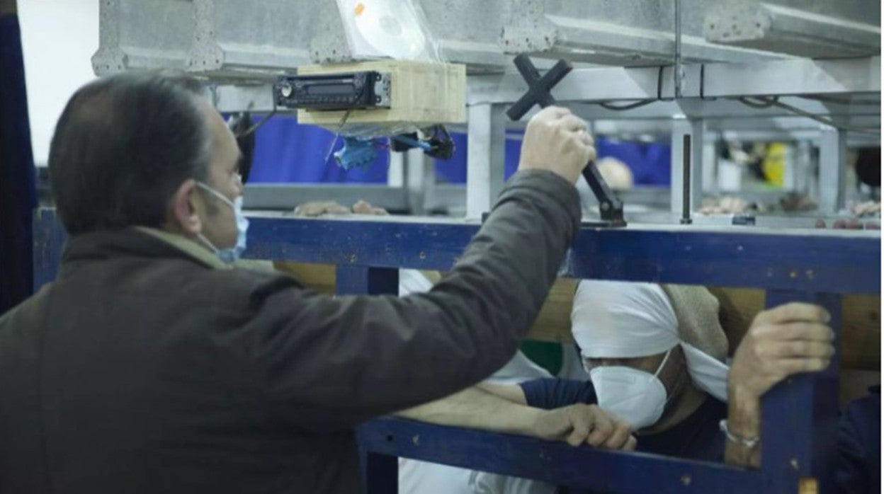 Un capataz dirige un ensayo de costaleros con mascarillas en Sevilla