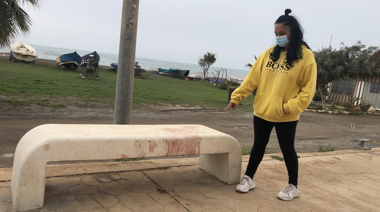 Ana Belén Herrera señala el banco donde se sentó el agresor herido