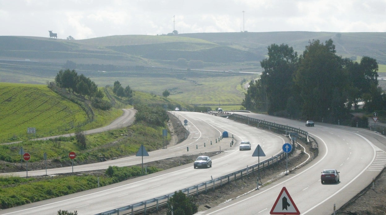 Autovía A-4, con la Cuesta del Espino y el toro de Osborne al fondo