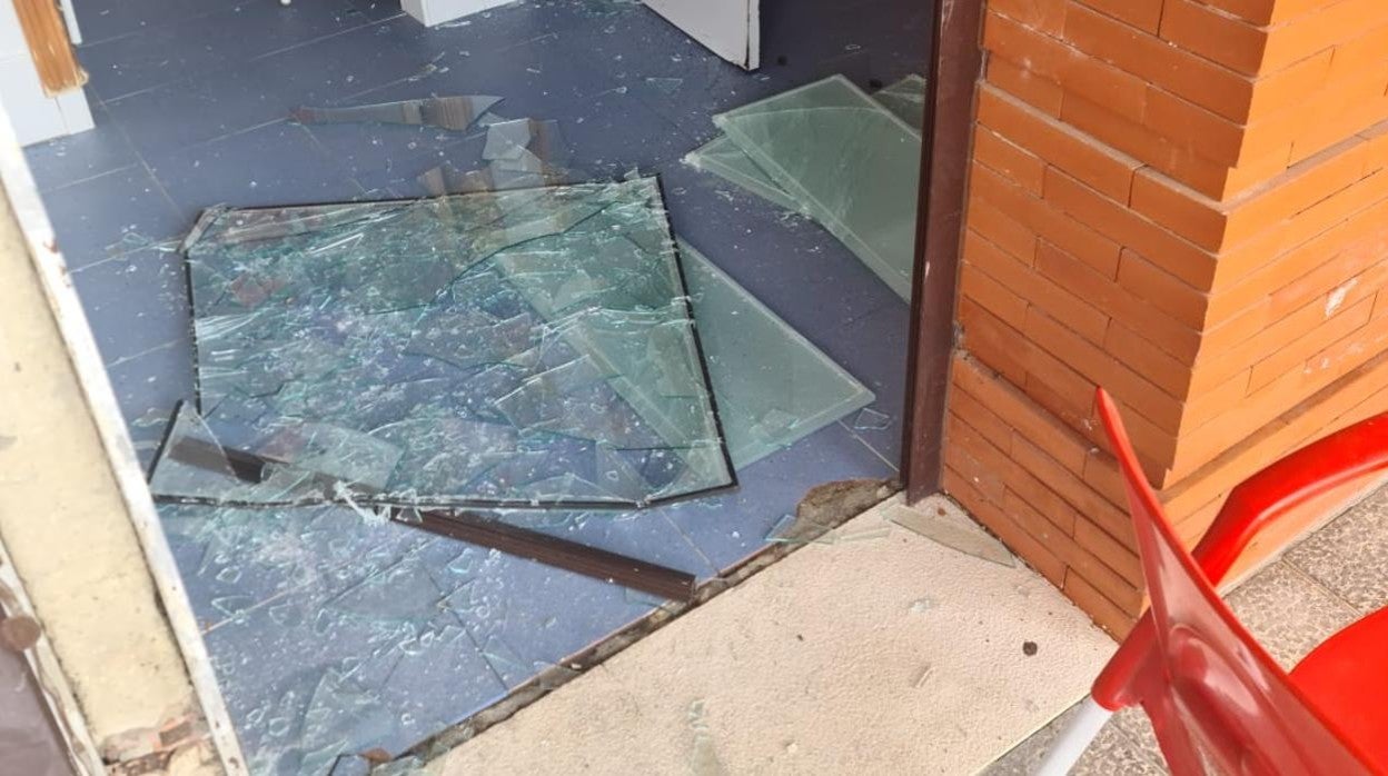 Imagen de parte de los destrozos sufridos en las instalaciones de la U.D. Alcolea Los Ángeles