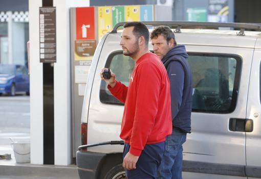 Diego atiende a un cliente en la estación de Petroil en La Torrecilla