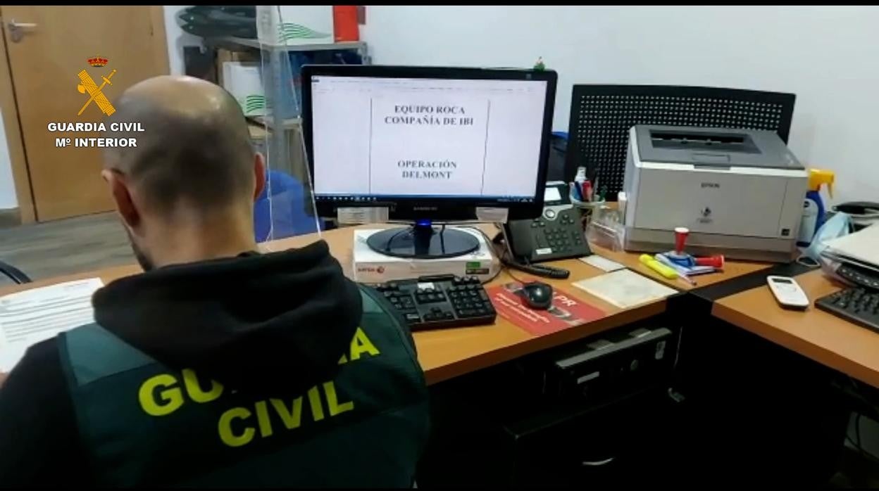 Un agente encargado de la operación 'Delmont' en la oficina de la Guardia Civil