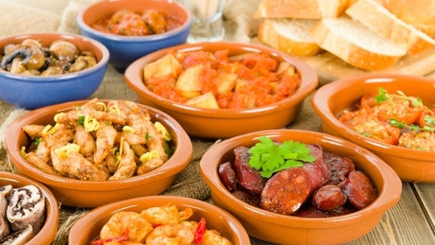 El alcalde de Granada quiere acabar con las tradicionales tapas «gratis» en la capital