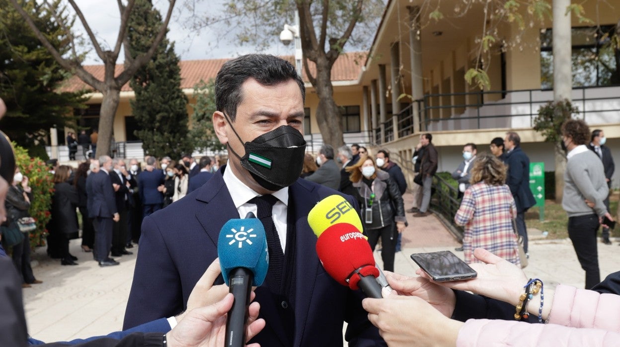 Juanma Moreno, informando en el cementerio de Málaga del telegrama de condolencias enviados por el Rey Felipe VI a la Junta de Andalucía por el fallecimiento del consejero Javier Imbroda