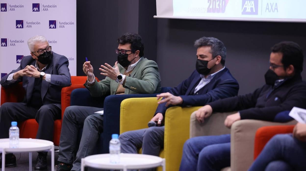 Foro 'Nuevo Periodismo' con profesionales de la comunicación de medios cordobeses, entre ellos el director de ABC Córdoba, Francisco J. Poyato