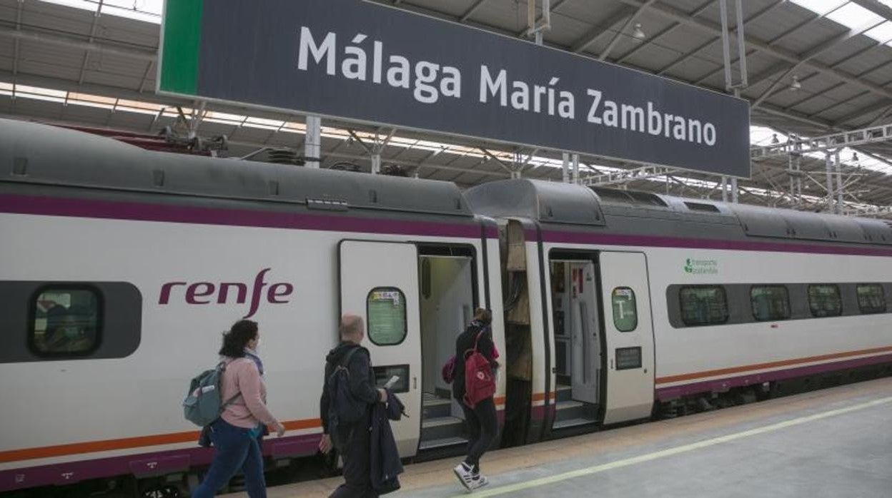 Juanma Moreno, presidente de Andalucía, conversa con Pedro Fernández, delegado del Gobierno en Andalucía