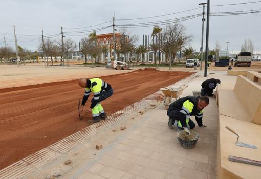 Operarios trabajando en la calle del Potro