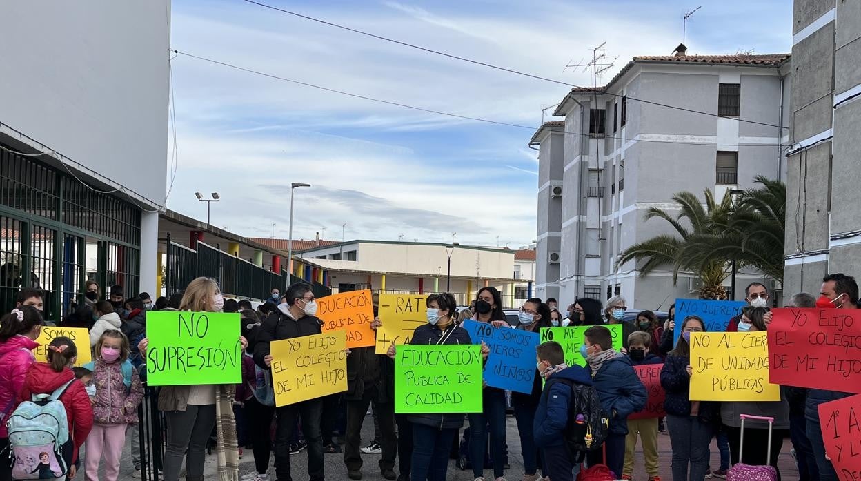 Protesta de los progenitores de los alumnos, este lunes en la localidad de Los Pedroches