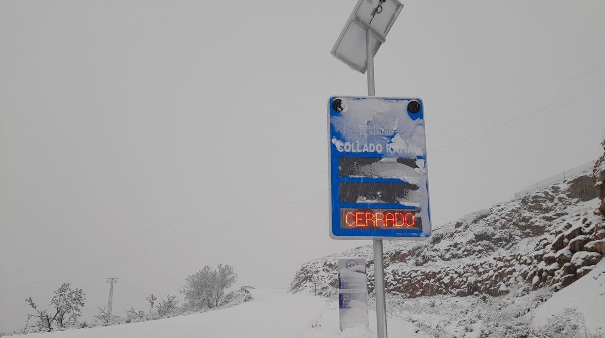 Collado Ramal en la Sierra de Los Filabres cerrado por la nieve.
