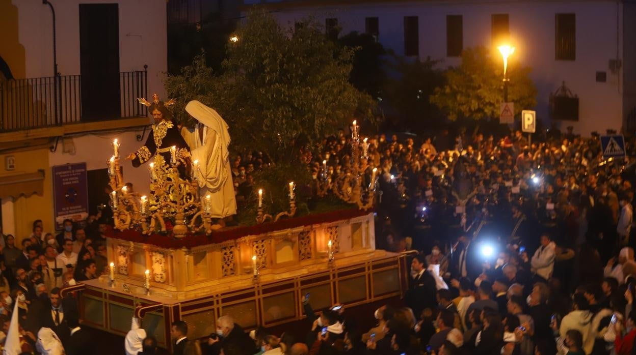 Paso de Jesús de la Salud, rodeado por la multitud, este Jueves de Pasión