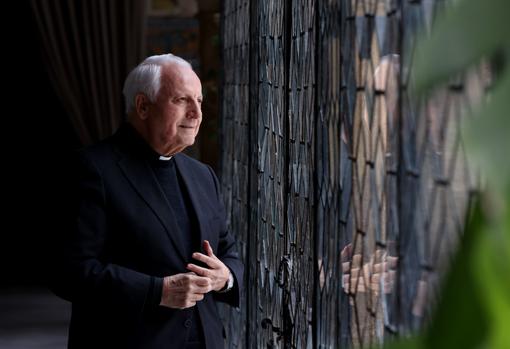 El entrevistado mira por las cristaleras del Real Círculo