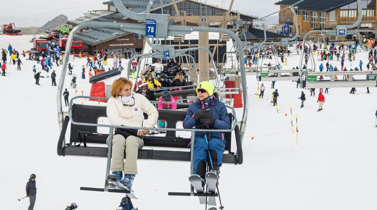 Esquiadores en Sierra Nevada