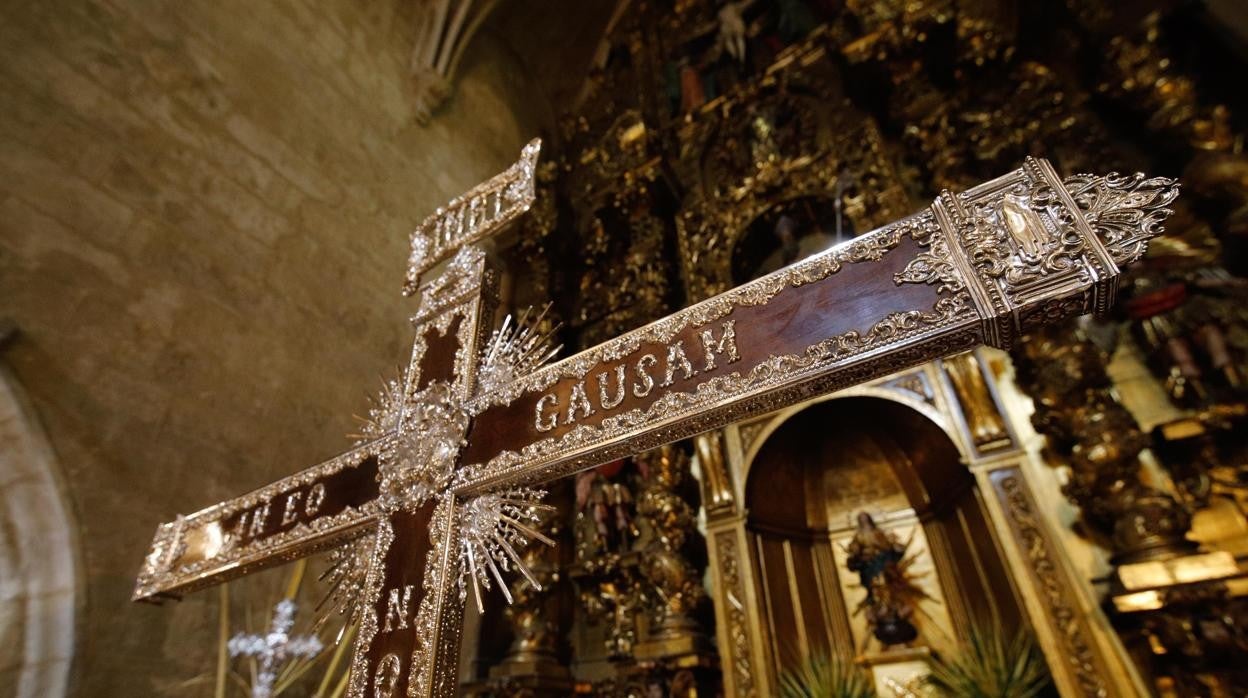 Cruz de guía de la hermandad de la Sentencia