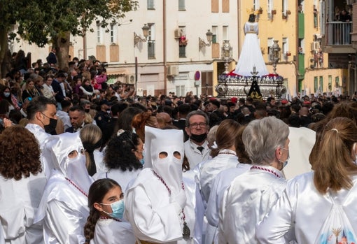 Miles de penitentes con sus peticiones y promesas van detrás del Cautivo cada año