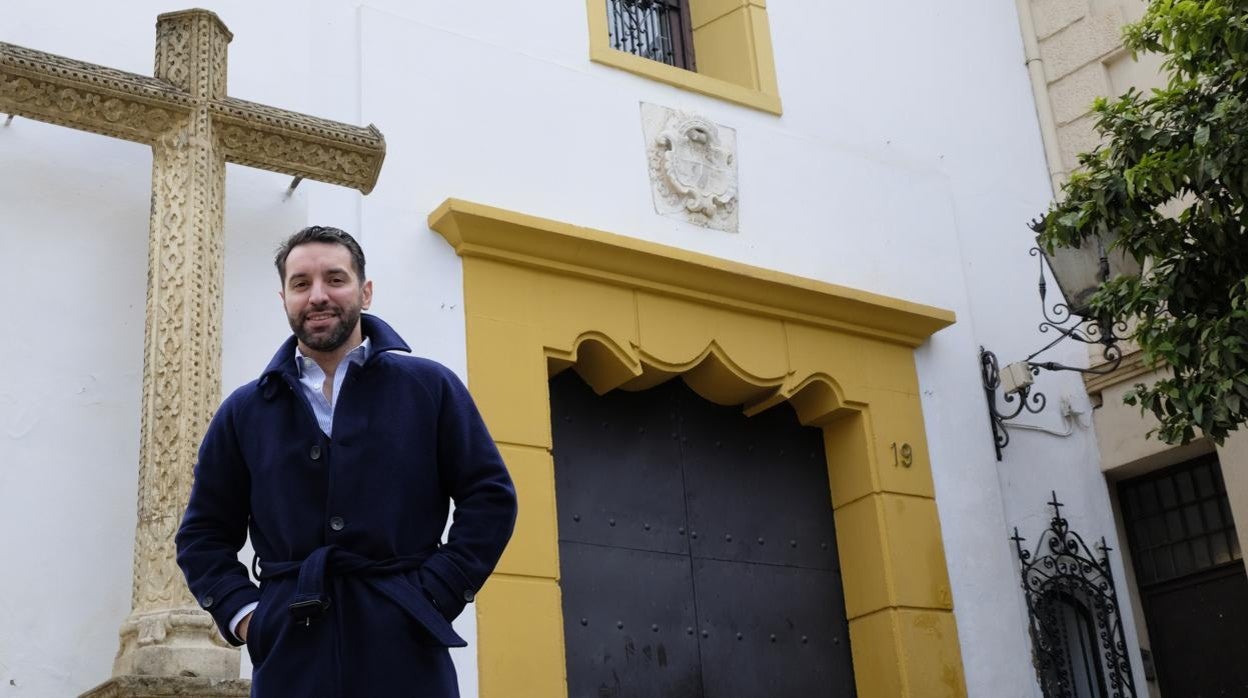 Curro Claros, a las puertas de su cofradía, en Málaga