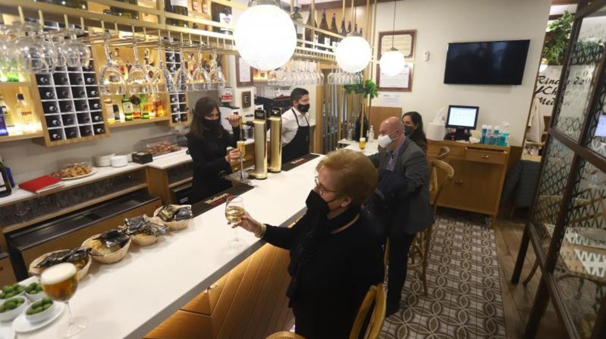 Barra de un bar en Córdoba durante la pandemia, con un televisor al fondo