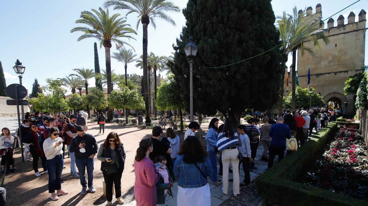 Cola de turistas, ayer para entrar al Alcázar de los Reyes Cristianos