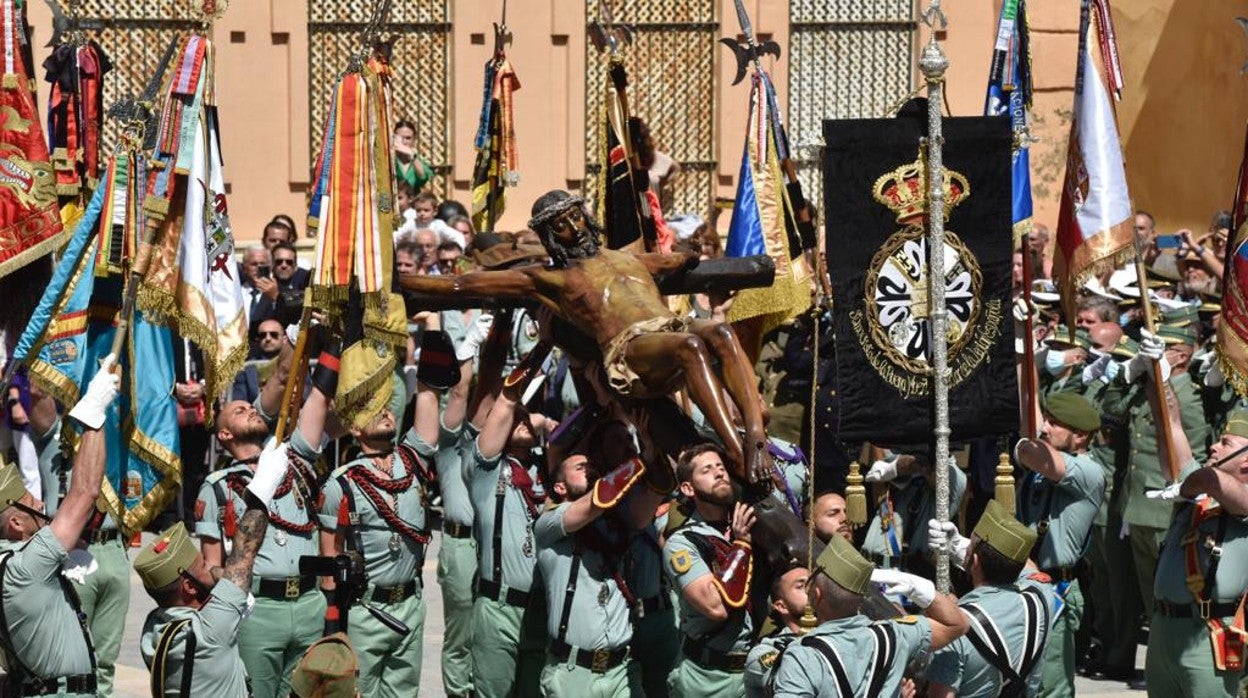 El Cristo de Mena durante el traslado en la oración a los caídos