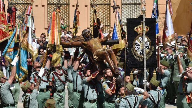 Miles de personas se echan a la calle para volver a ver a la Legión en Málaga: «Lo llevo en la sangre»