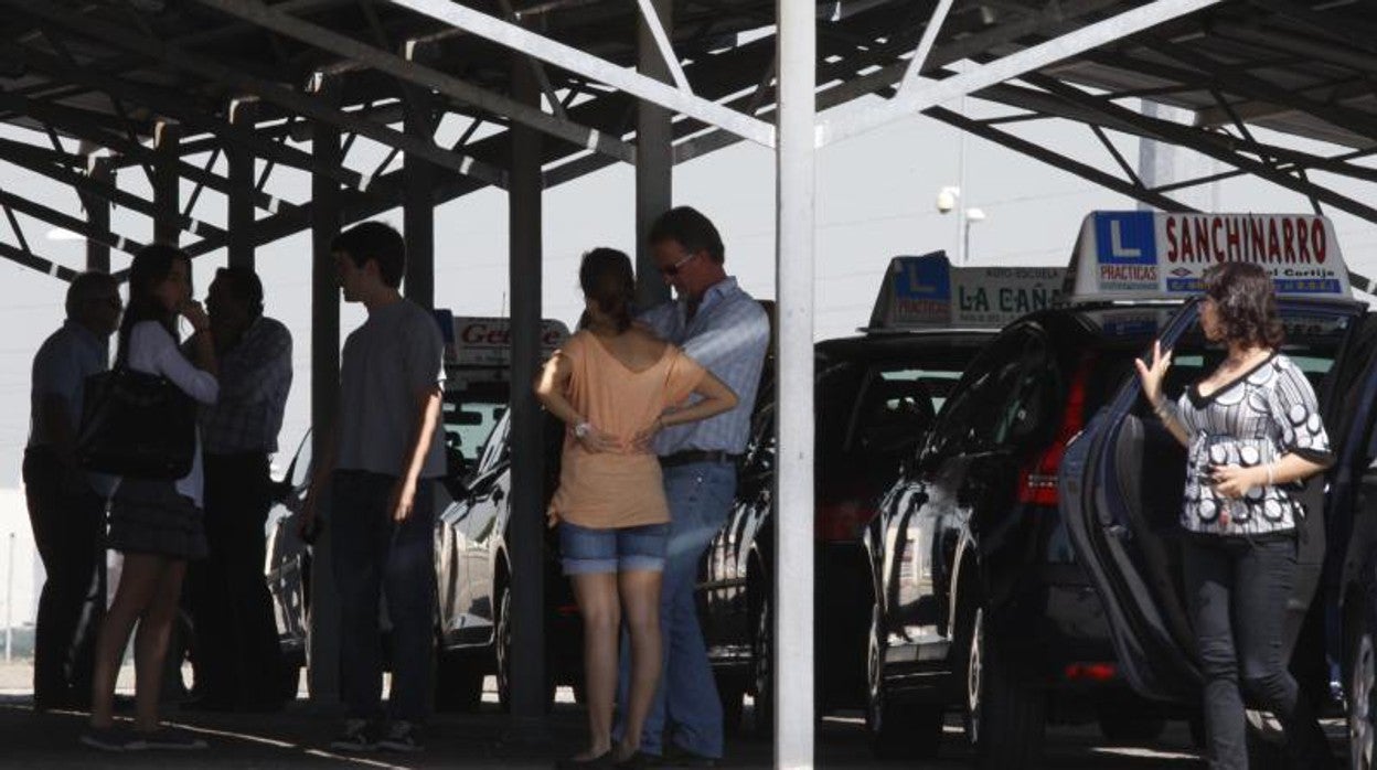 Alumnos de autoescuela en un examen práctico para obtener el carné de conducir