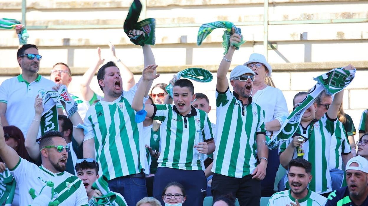 La afición del Córdoba CF, hoy en el Estadio Romano 'José Fouto' donde el equipo ha logrado el ascenso