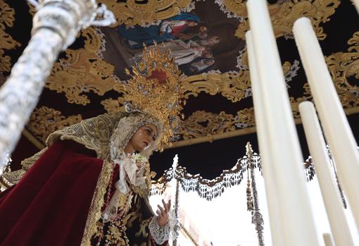 La Virgen de la Candelaria, con su techo bordado