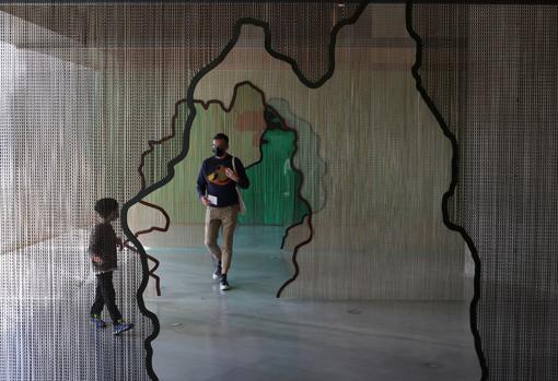 Instalación de Daniel Steegmann que supone la entrada a la muestra Futuros Abundantes