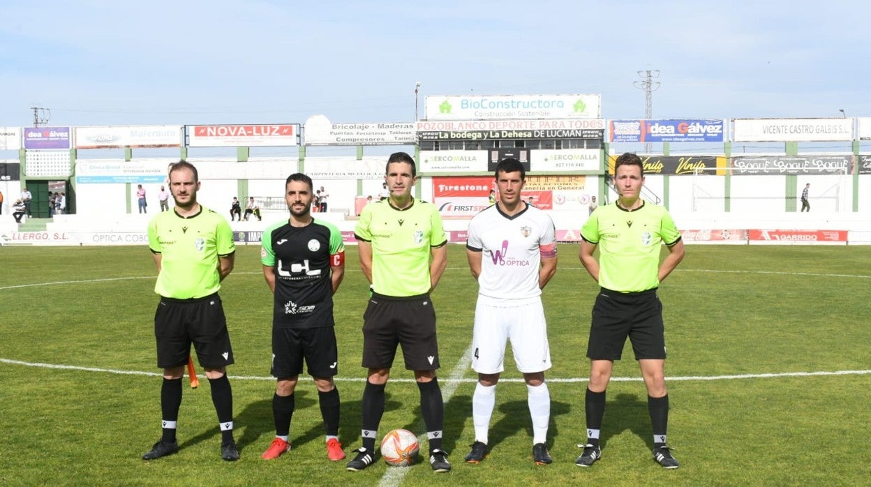 Los capitanes del Pozoblanco y Ciudad de Lucena posan antes del encuentro