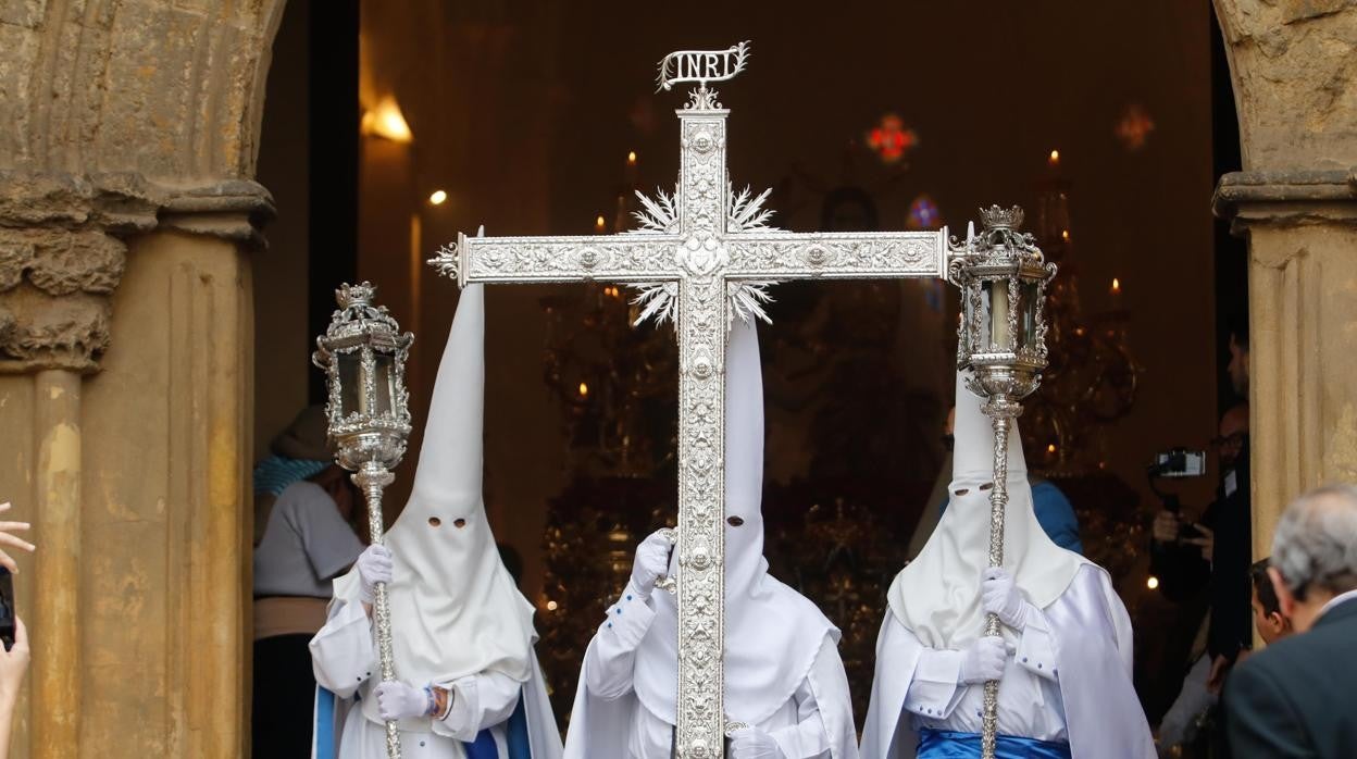 La cruz de guía de la hermandad de Jesús Resucitado sale de Santa Marina