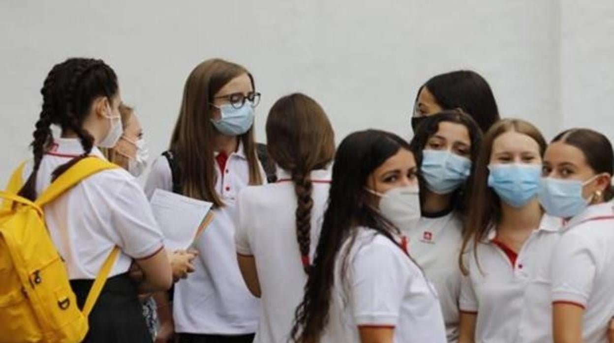 Niñas con mascarilla a la entrada de clase