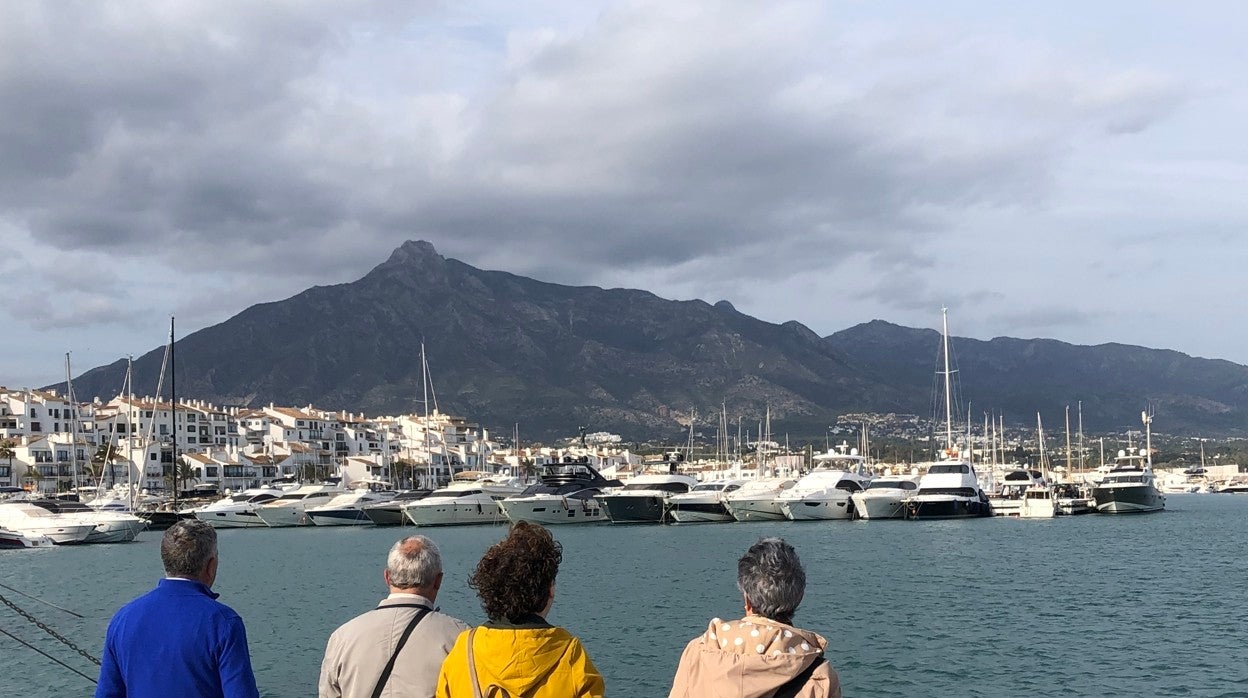 Turistas en Puerto Banús