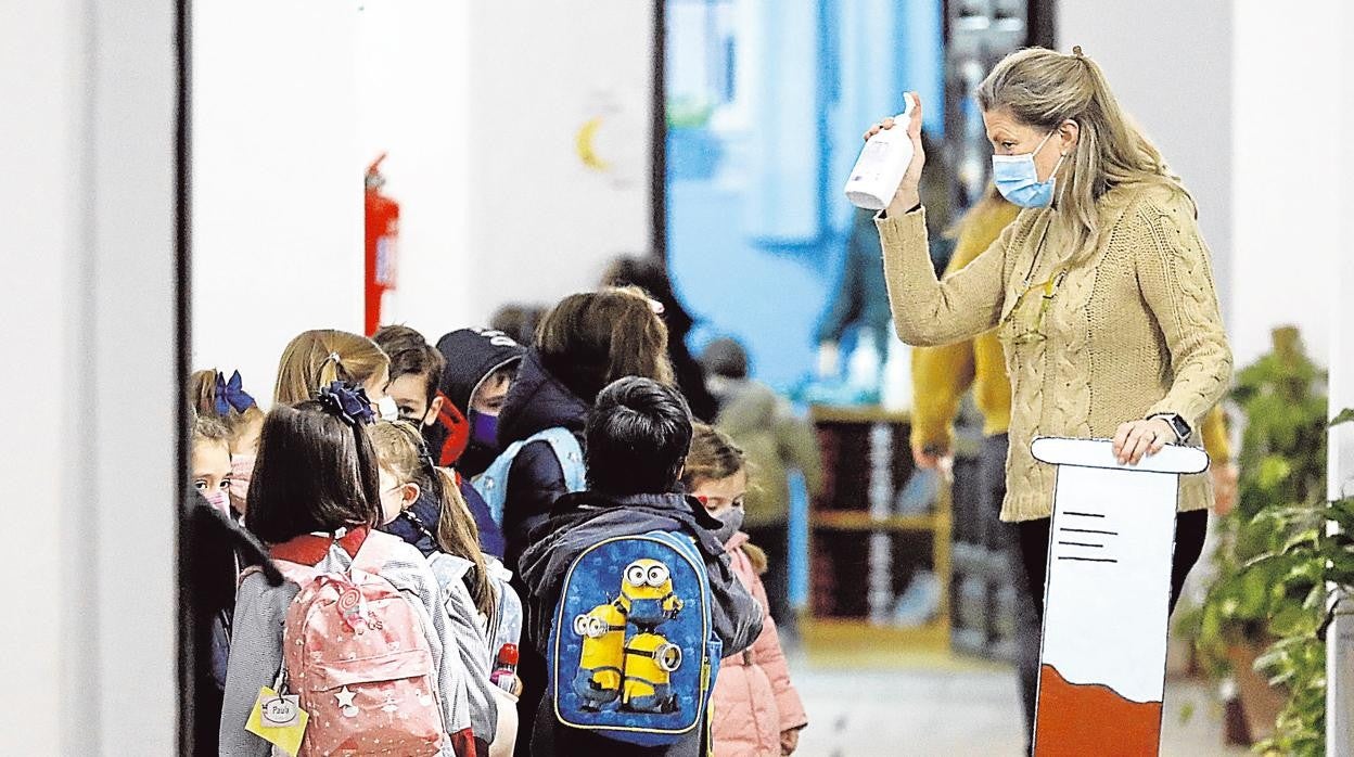 Una profesora con sus alumnos en un colegio de Córdoba